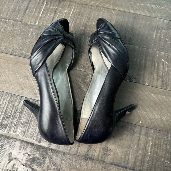 Liz Claiborne Black Leather Heels Open Toe Tied in a Bow - Picture 9 of 10